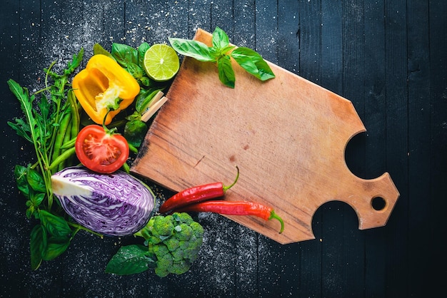 Składniki na desce do krojenia