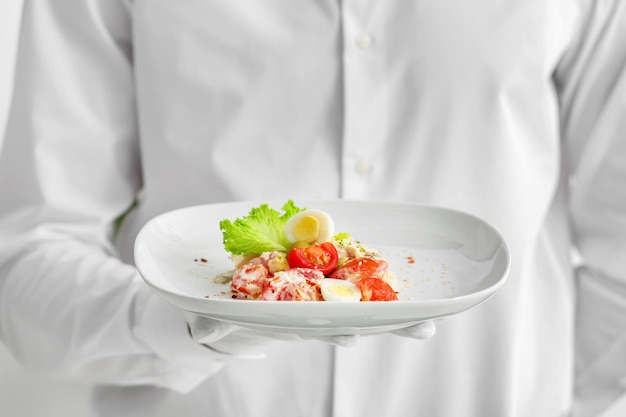 Kucharz prezentujący potrawę